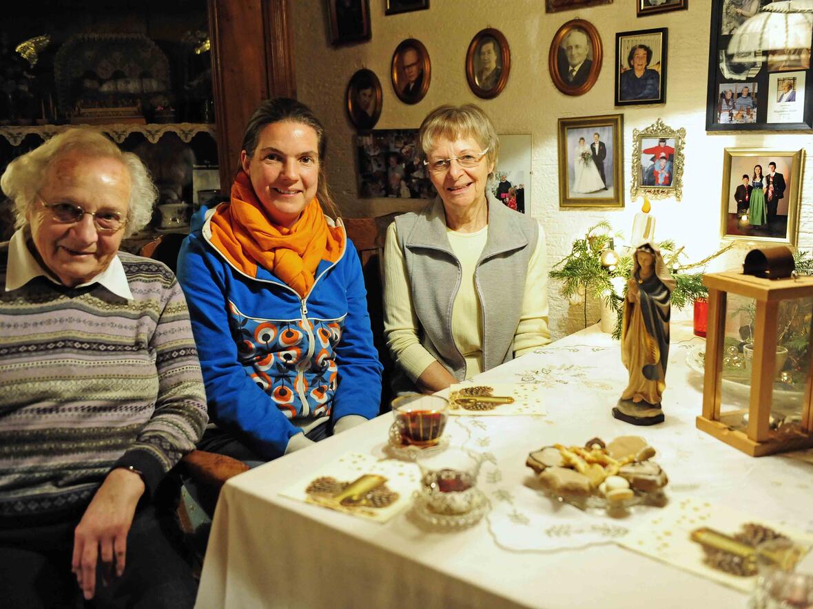 Die Trägerinnen des Frauenbunds: Sie bringen die Marienfigur von Haus zu Haus. Foto: Maria Steber/pba.