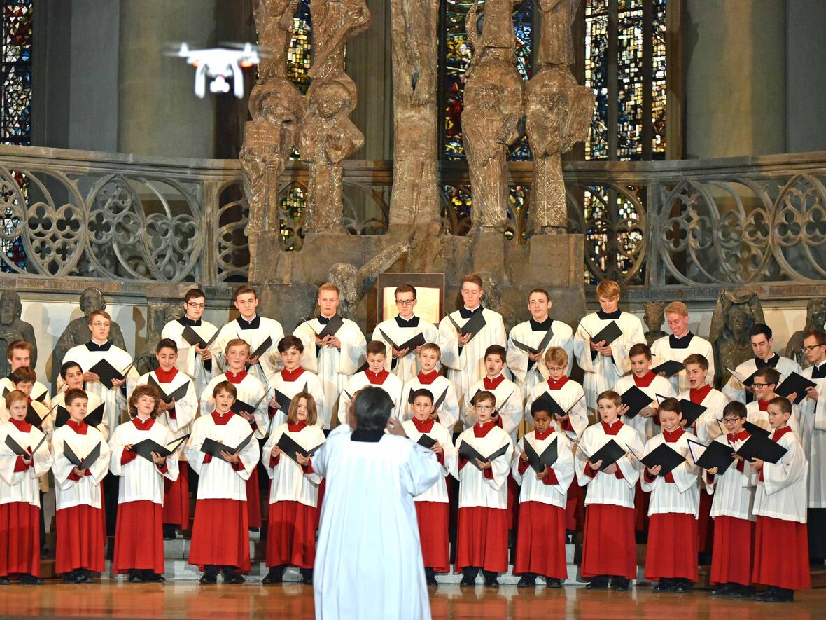 Die Augsburger Domsingknaben während der Dreharbeiten im Dom. (Foto: Nicolas Schnall / pba)
