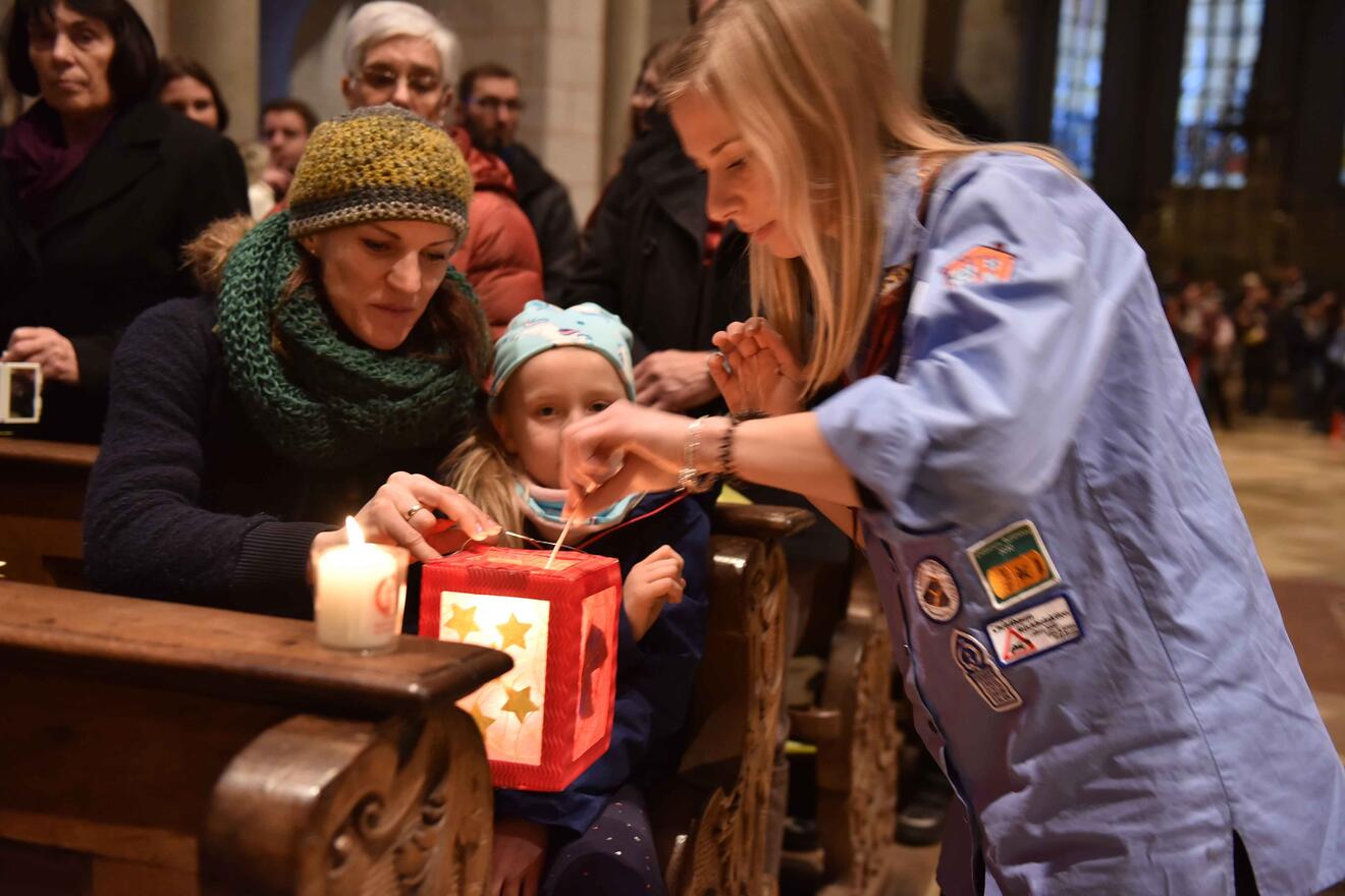 Pfadfinderinnen verteilten das Friedenslicht an die Gläubigen im Dom. (Fotos: Maria Steber / pba)