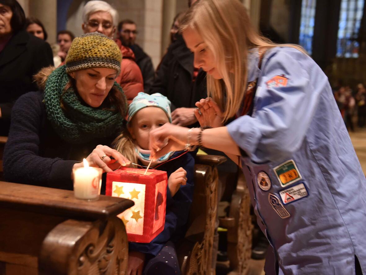 Pfadfinderinnen verteilten das Friedenslicht an die Gläubigen im Dom. (Fotos: Maria Steber / pba)