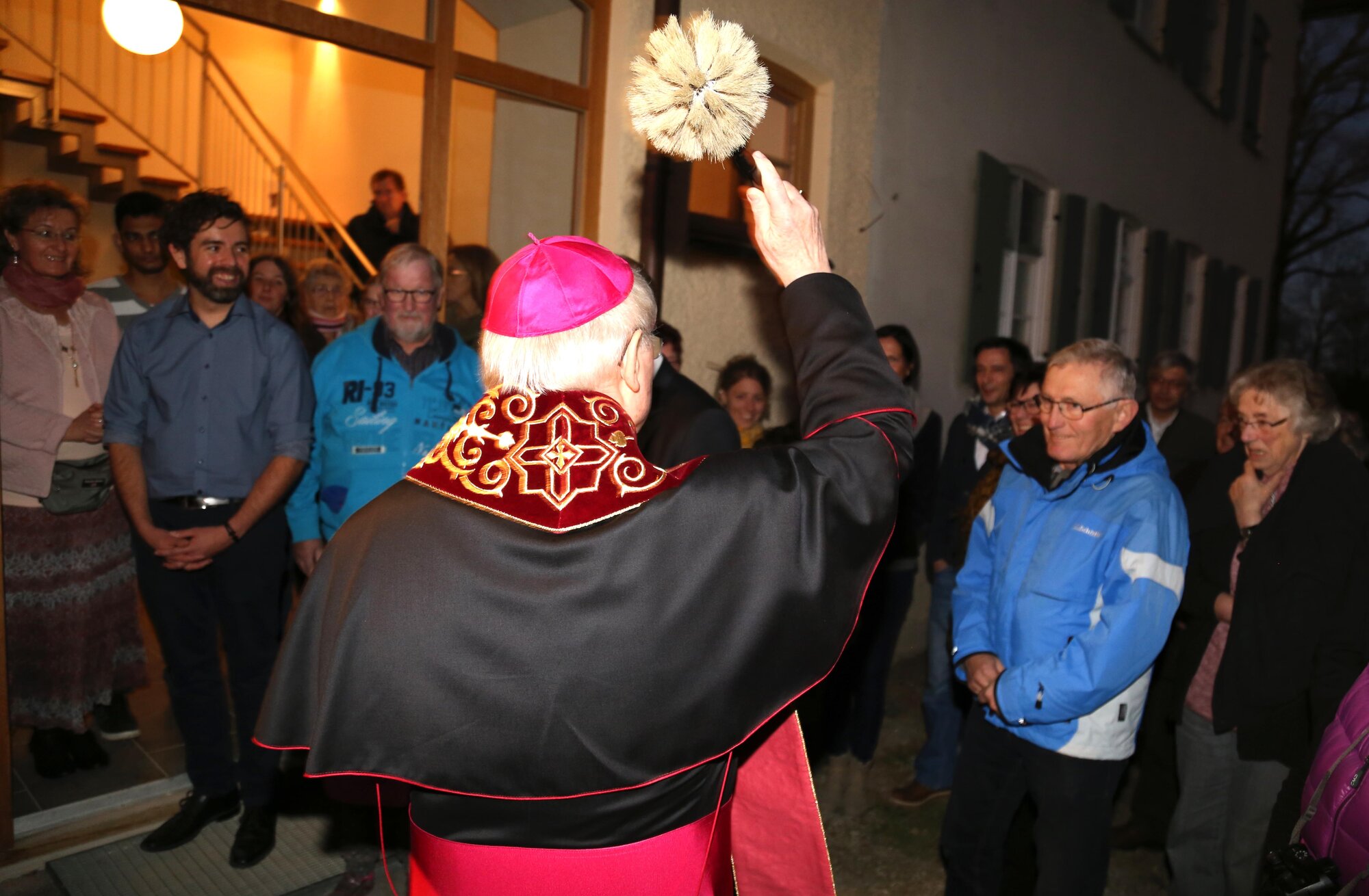 Bischof Konrad segnet das „Haus Pater Werenfried". (Foto: Kirche in Not)