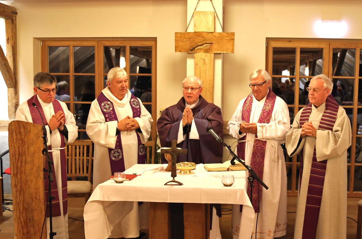 Bischof Dr. Konrad Zdarsa mit den Zwillingsbrüdern Frei Hans Stapel (links), Gründer der Fazenda, und Pater Paul Stapel (rechts), der die Fazenda in Deutschland aufgebaut hat. (Foto: Kirche in Not)