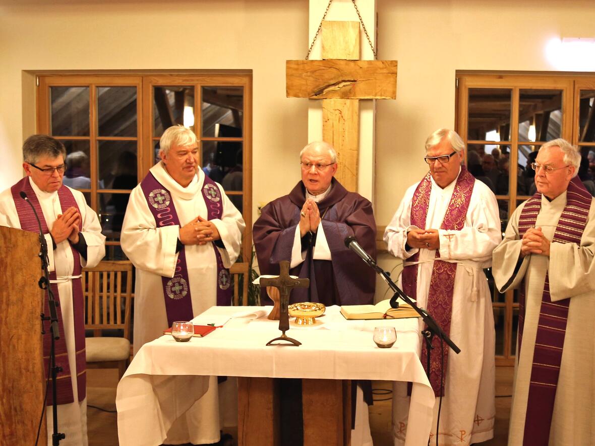 Bischof Dr. Konrad Zdarsa mit den Zwillingsbrüdern Frei Hans Stapel (links), Gründer der Fazenda, und Pater Paul Stapel (rechts), der die Fazenda in Deutschland aufgebaut hat. (Foto: Kirche in Not)
