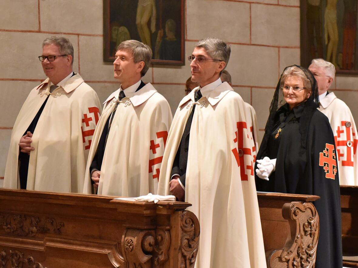 Die Augsburger Gemeinschaft der Ritter und Damen vom Heiligen Grab zu Jerusalem feierten im Augsburger Dom einen Gottesdienst. Hier in der ersten Reihe zu sehen (v.r.): der scheidende Leitende Komtur, Dr. Klaus Donaubauer, sein Nachfolger, Prof. Dr. Christoph Becker, und der Präsident der Bayerischen Ordensprovinz, Folker Müller. (Foto: Romana Kröling / pba)