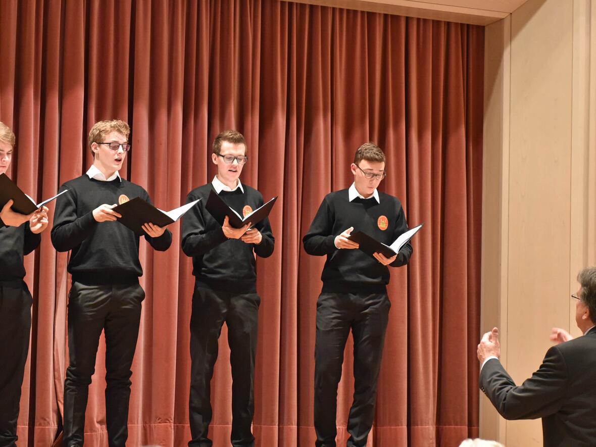 Ein Ensemble der Augsburger Domsingknaben unter der Leitung von Domkapellmeister Reinhard Kammler umrahmte die Feier musikalisch.