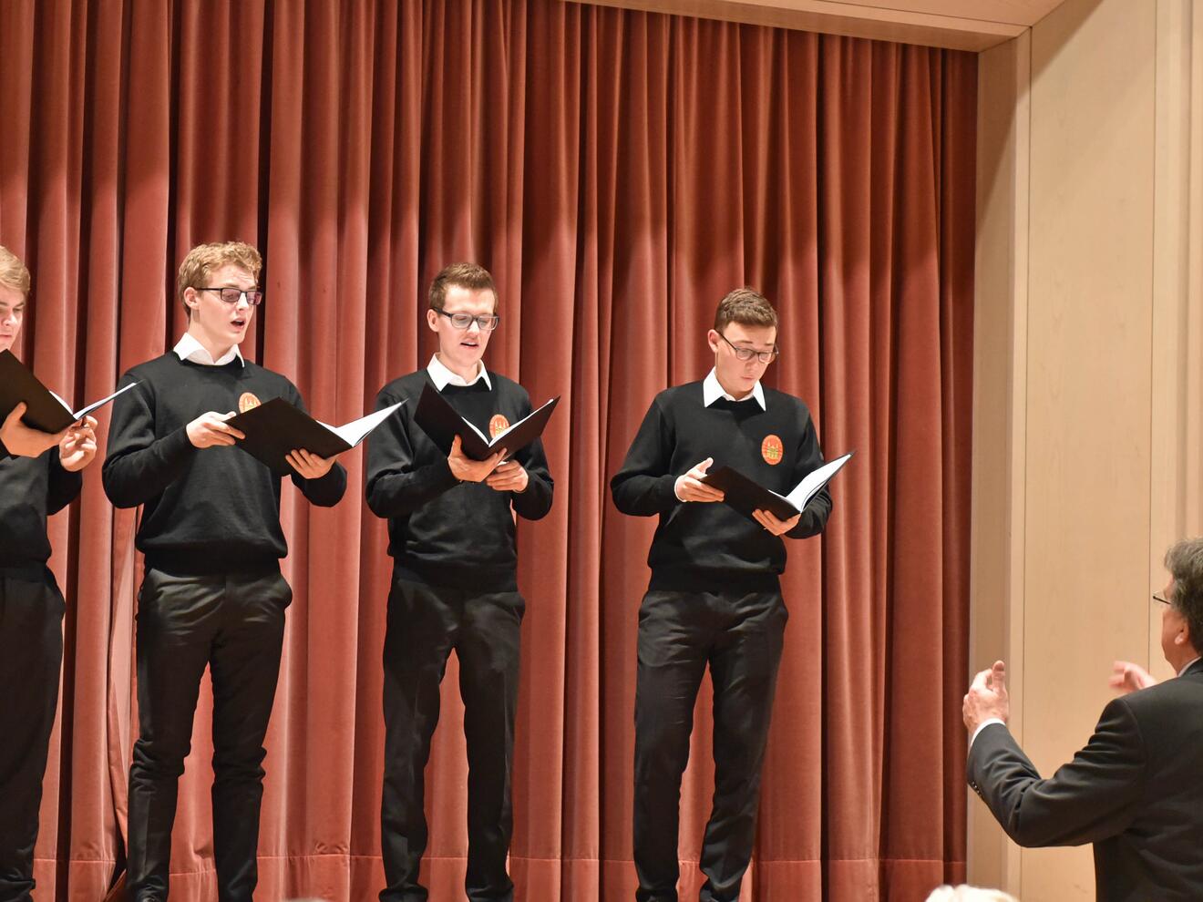 Ein Ensemble der Augsburger Domsingknaben unter der Leitung von Domkapellmeister Reinhard Kammler umrahmte die Feier musikalisch.