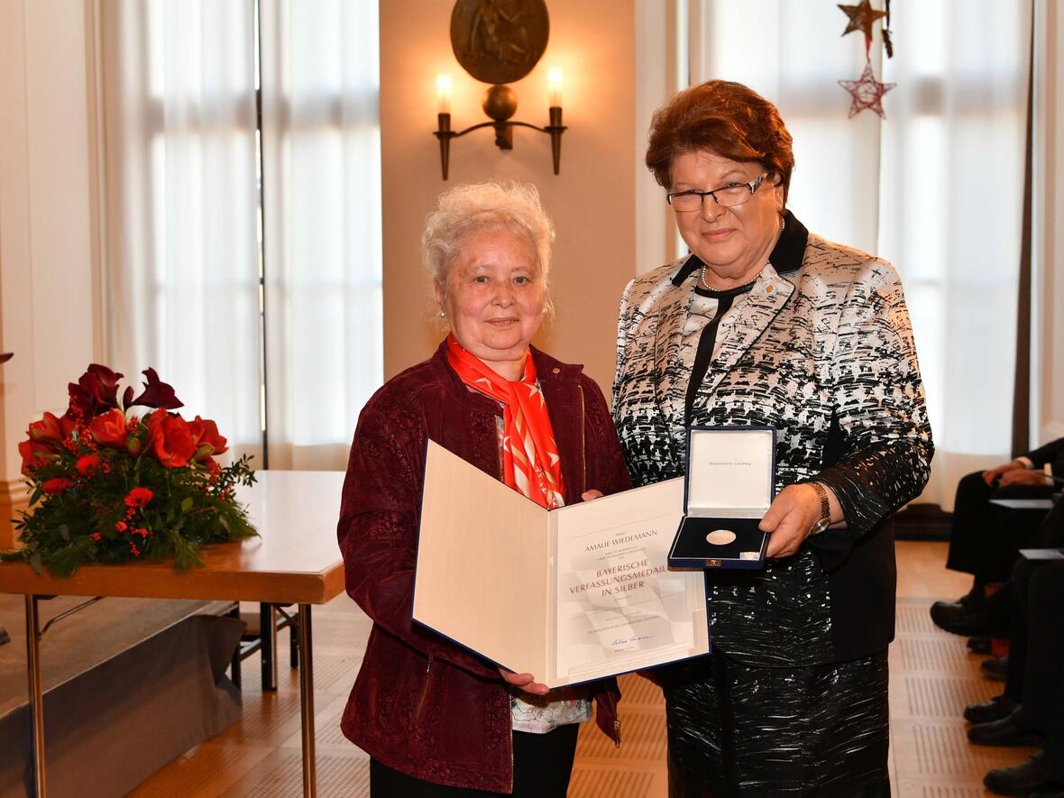 Amalie Wiedemann (links) von den Maltesern Augsburg erhält von Landtagspräsidentin Barbara Stamm die silberne Verfassungsmedaille. (Bildrechte: Bildarchiv Bayerischer Landtag/Foto: Rolf Poss)