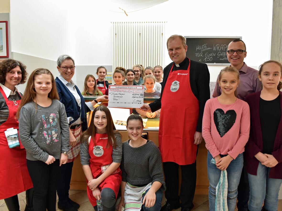 Weihbischof Florian Wörner erhielt nach dem Pausenverkauf einen Spendenscheck für das Hilfsprojekt.