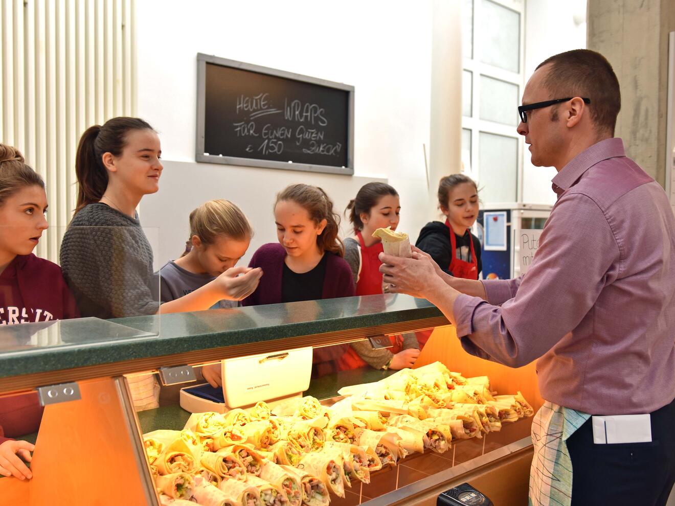 Auch Christian Scholle, Konrektor der Realschule, ließ sich die Wraps schmecken.