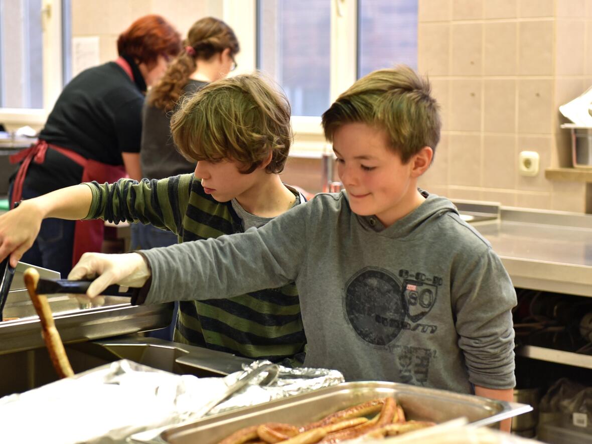 Schüler der 5. Jahrgangsstufe bereiteten für die Mittagsverpflegung auch Bosnas zu.