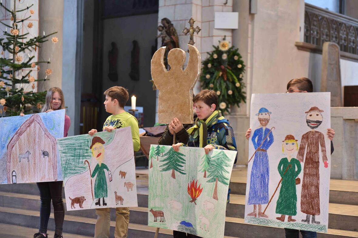 Schüler erzählen anhand selbstgestalteter Plakate die Geschichte des Hirtenjungen Benjamin. Foto: Maria Steber / pba. 