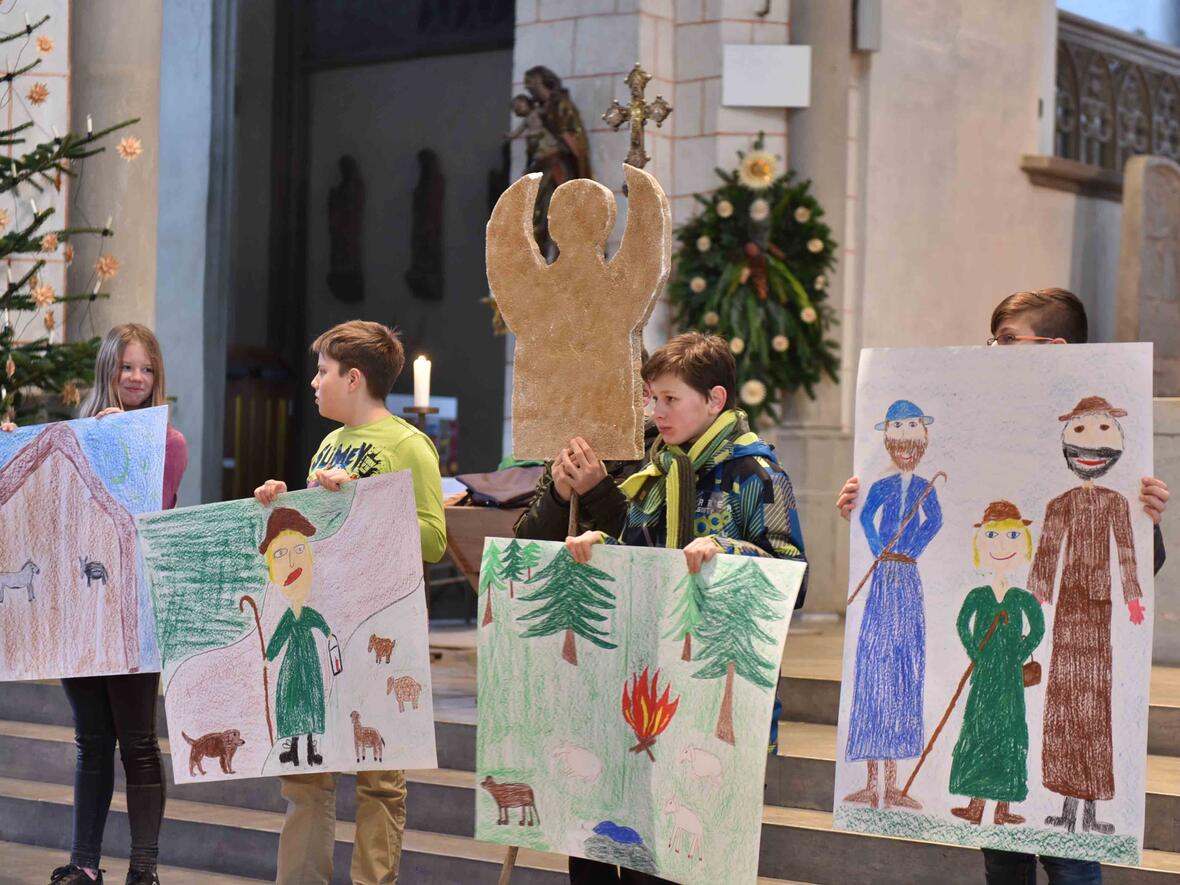 Schüler erzählen anhand selbstgestalteter Plakate die Geschichte des Hirtenjungen Benjamin. Foto: Maria Steber / pba. 