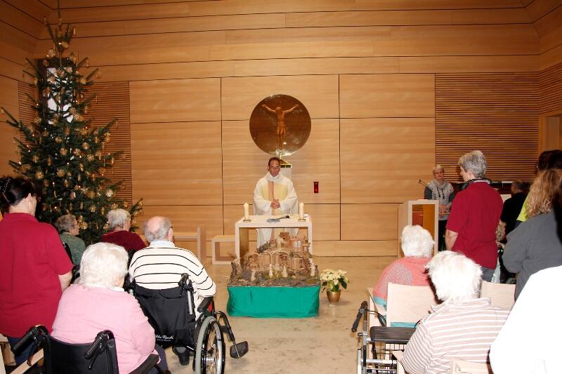 Weihnachtsgottesdienst im Caritas-Seniorenzentrum St. Hedwig (Königsbrunn) mit Stadtpfarrer Christoph Hänsler. (Fotos: Caritas/Bernhard Gattner)