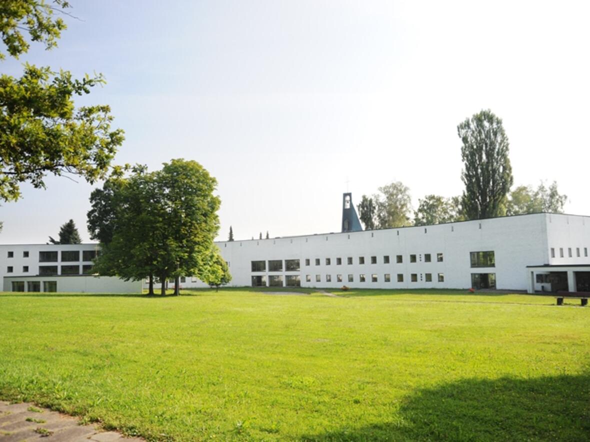Das Exerzitienhaus Leitershofen bietet neben seinem umfangreichen Programm jede Menge Grün. (Foto: Nicolas Schnall / pba)