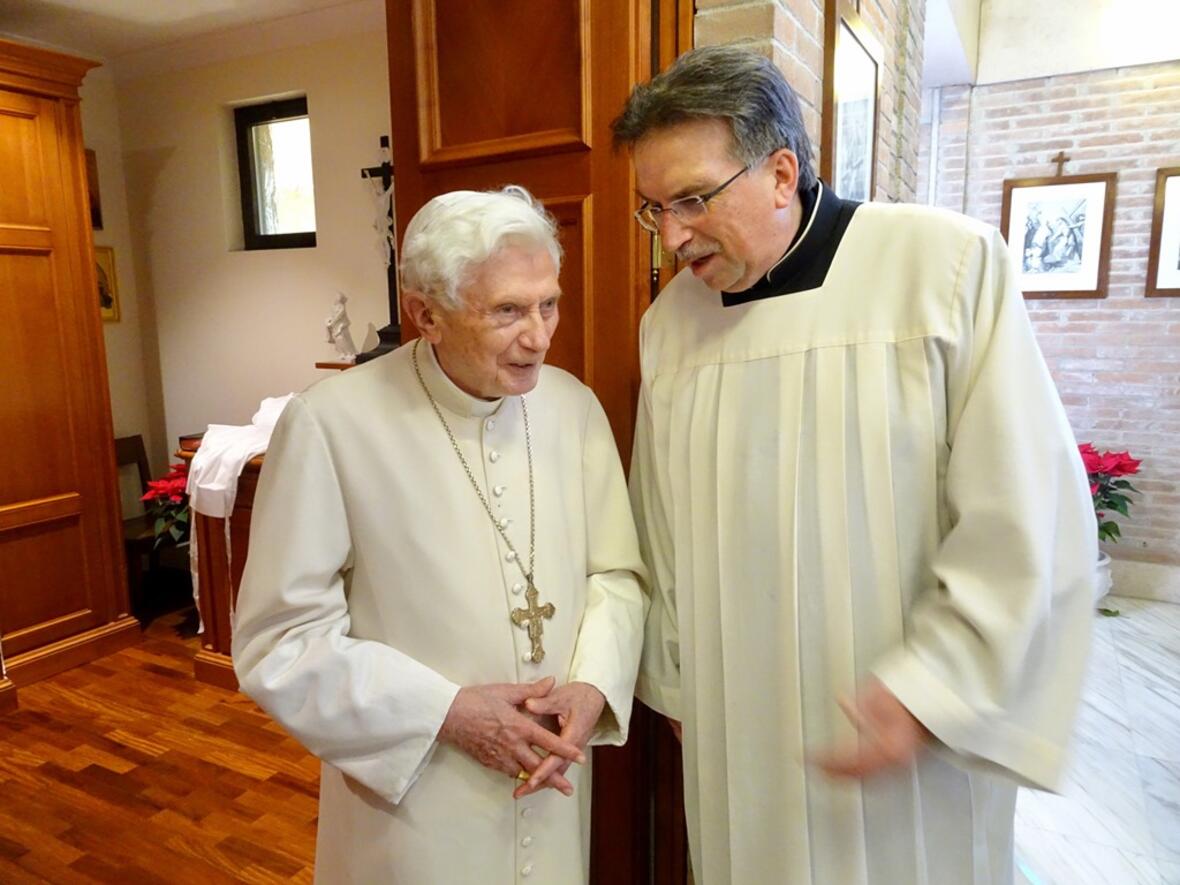 Domkapellmeister Reinhard Kammler im Gespräch mit Papst Benedikt XVI. (Foto: Josef Paul)