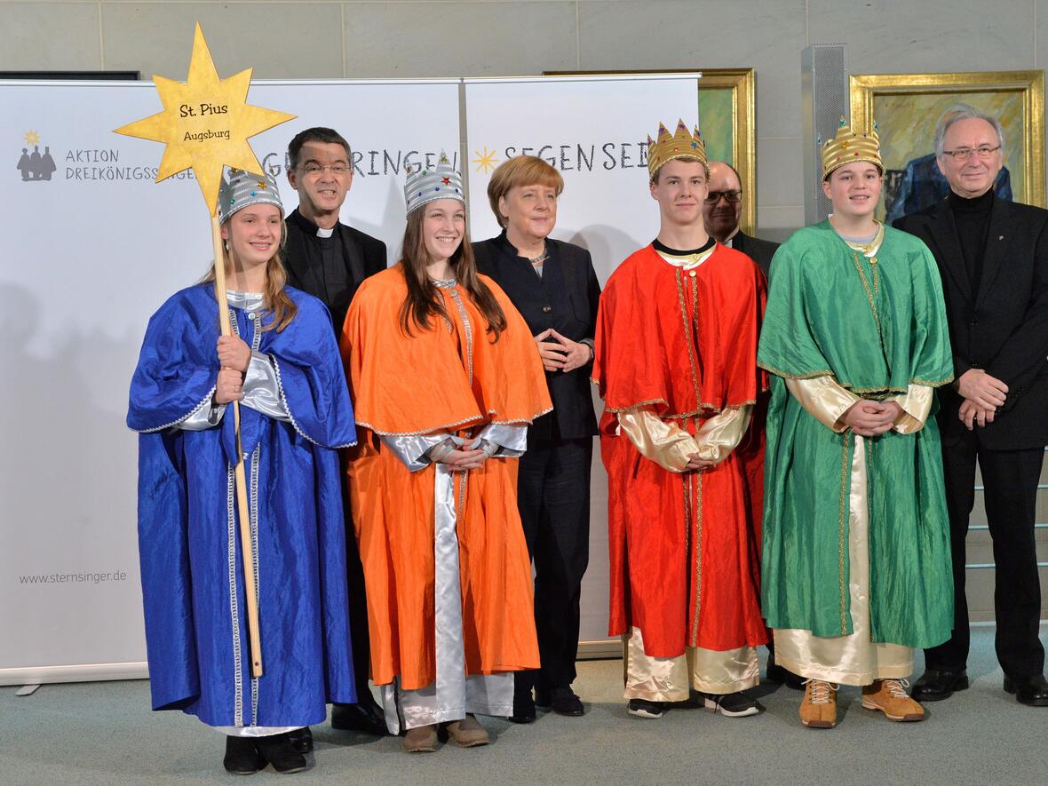 Die Sternsinger Johannes Büchler (15), Laura Seehüter (16), Marian Emde (14) und Katja Ebrecht (14) sowie Begleiter Pater Mate Ćilić aus der Gemeinde St. Pius in Augsburg-Haunstetten vertraten das Bistum Augsburg am Montagmorgen beim Sternsinger-Empfang in Berlin. (Foto: Ralf Adloff)