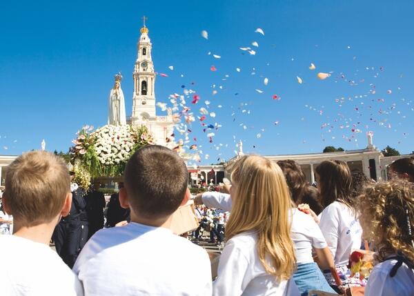 Im Gebet vereint: Vor 100 Jahren erschien die Gottesmutter in Fátima drei Kindern. (Foto: Sántuario de Fátima/bpb)