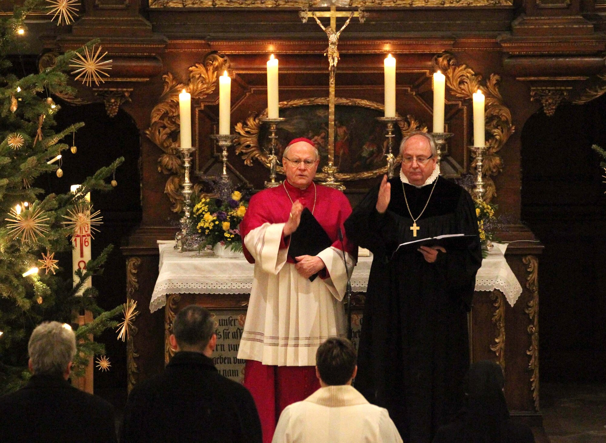 Bischof Dr. Konrad Zdarsa und der evangelische Regionalbischof Michael Grabow spendeten gemeinsam den Segen.
