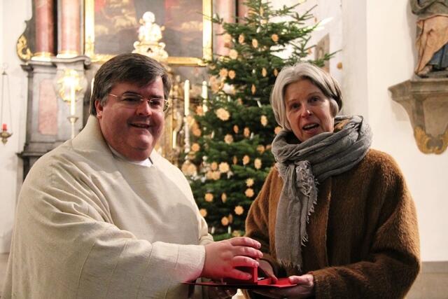Generalvikar Harald Heinrich überreicht der bisherigen SkF-Vorsitzenden Gudrun Schubert das Ulrichskreuz in silber. (Foto: Jochen Mack/SkF)