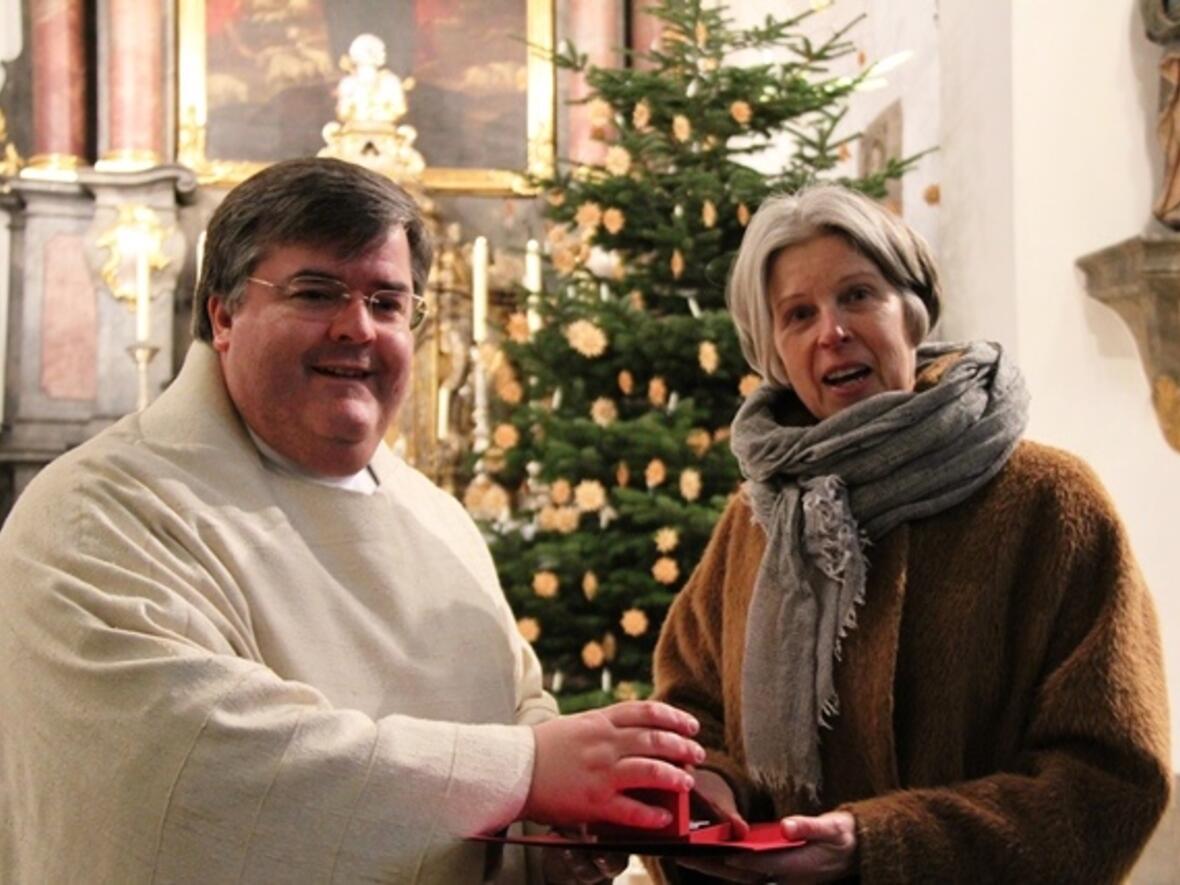Generalvikar Harald Heinrich überreicht der bisherigen SkF-Vorsitzenden Gudrun Schubert das Ulrichskreuz in silber. (Foto: Jochen Mack/SkF)