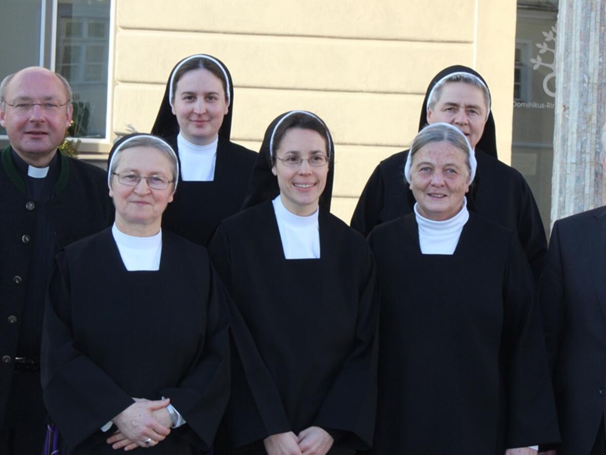 (v.l.) Ordensreferent Pfr. Dr. Ulrich Lindl, Sr. M. Veronika Graßmann CSJ, Sr. Clara Maria Baumann CSJ, Sr. M. Dominika Nuiding CSJ, Sr. M. Katharina Wildenauer CSJ, Sr. M. Tabita Miller, Geistlicher Rat Direktor Walter Merkt. (Foto: St. Josefskongregation) 