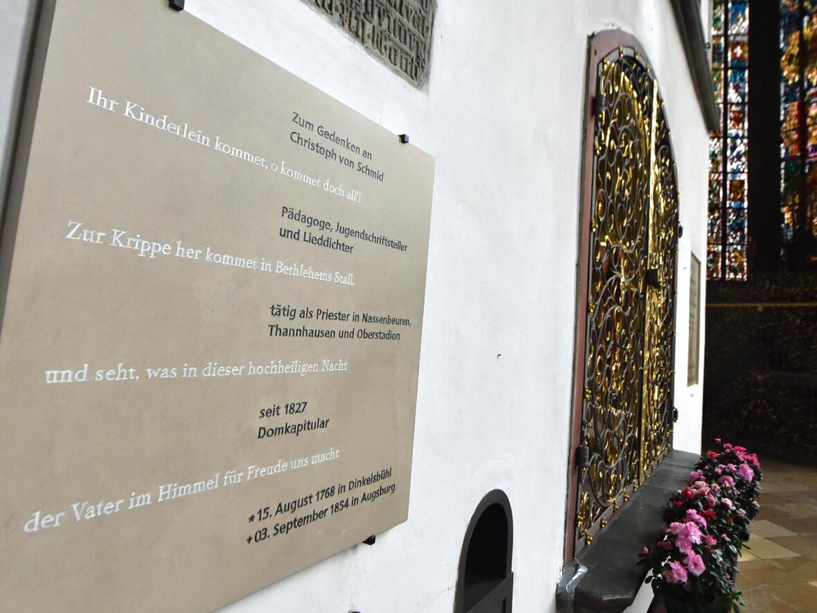 Links neben der großen Domkrippe befindet sich die neue Gedenktafel zur Erinnerung an Christoph von Schmid. (Foto: Nicolas Schnall / pba)