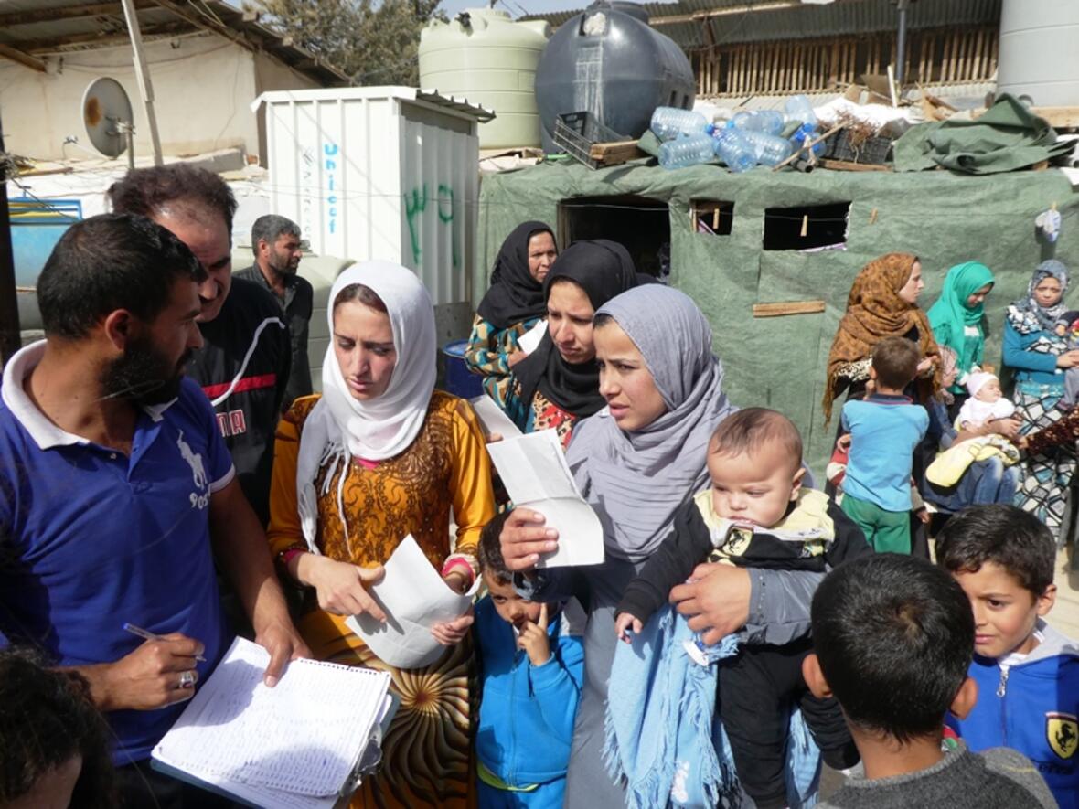 Nur wer einen UN-Flüchtlingsausweis vorweist, erhält auch ein Lebensmittelpaket (Foto: Caritas Augsburg / Wolfgang Friedel)