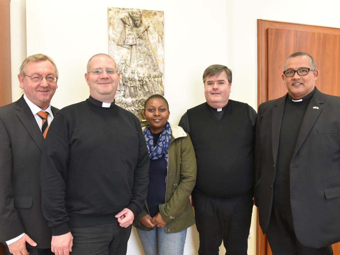Generalvikar Harald Heinrich (2.v.r.) traf sich gestern mit Kolping-Diözesanpräses Domvikar Alois Zeller (links) und Vertretern des Kolpingwerks Südafrika (v.l.): Father Dominic Helmboldt, Nationalvorsitzende Dr. Paula Galo und Nationalpräses Father Christian Frantz. (Foto: Romana Kröling / Die Kolping Akademie)