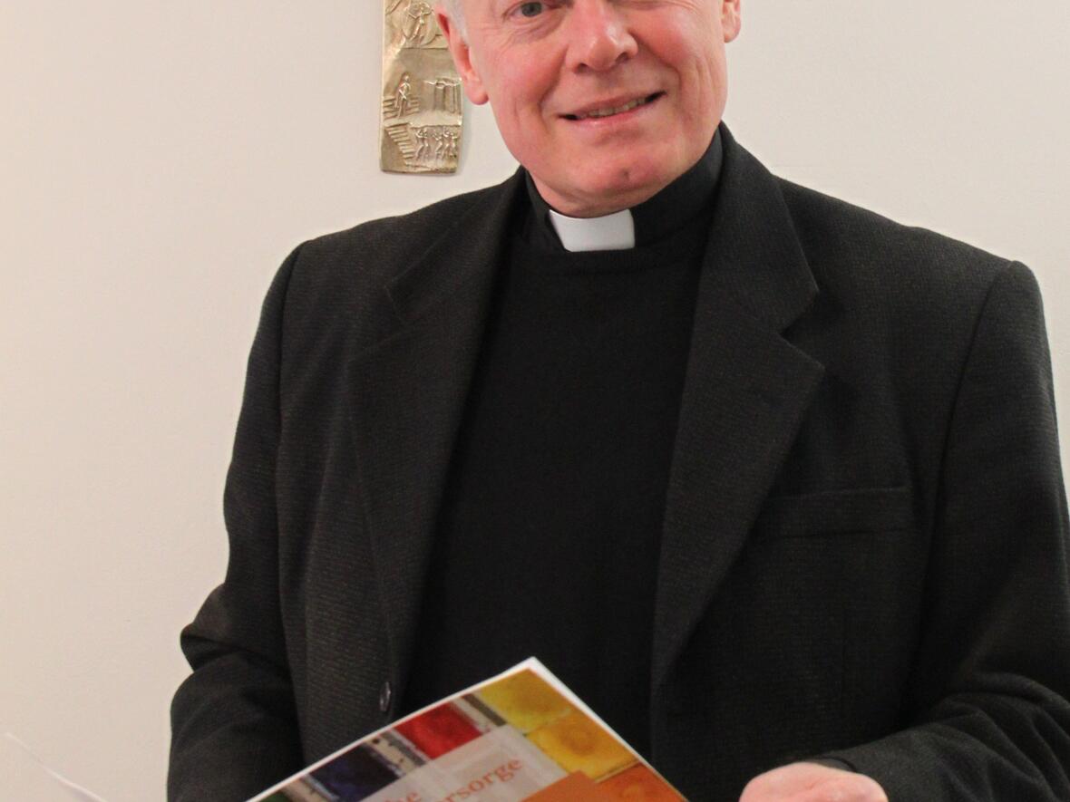 Weihbischof Losinger empfiehlt die Handreichung "Christliche Patientenvorsorge", die bei der Deutschen Bischofskonferenz erhältlich ist. (Foto: Nathalie Zapf / SUV)