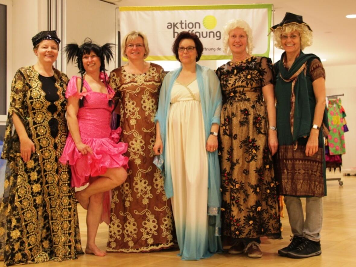 Stellvertretend für alle ehrenamtlichen Helferinnen und Helfer in Pfarrgemeinden, Vereinen und Verbänden präsentiert das ehrenamtliche Organisationsteam vom Katholischen Frauenbund in Weißenhorn eine Auswahl an Faschingskleidern. (Foto: Karin Stippler / aktion hoffnung)