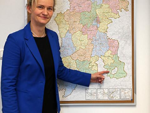 Diane Rußwurm zeigt auf das Dekanat Benediktbeuern. Dort ist der Startschuss für ihr Projekt „Pfründestiftungsverbund St. Ulrich“ gefallen. (Foto: Karl-Georg Michel / pba)