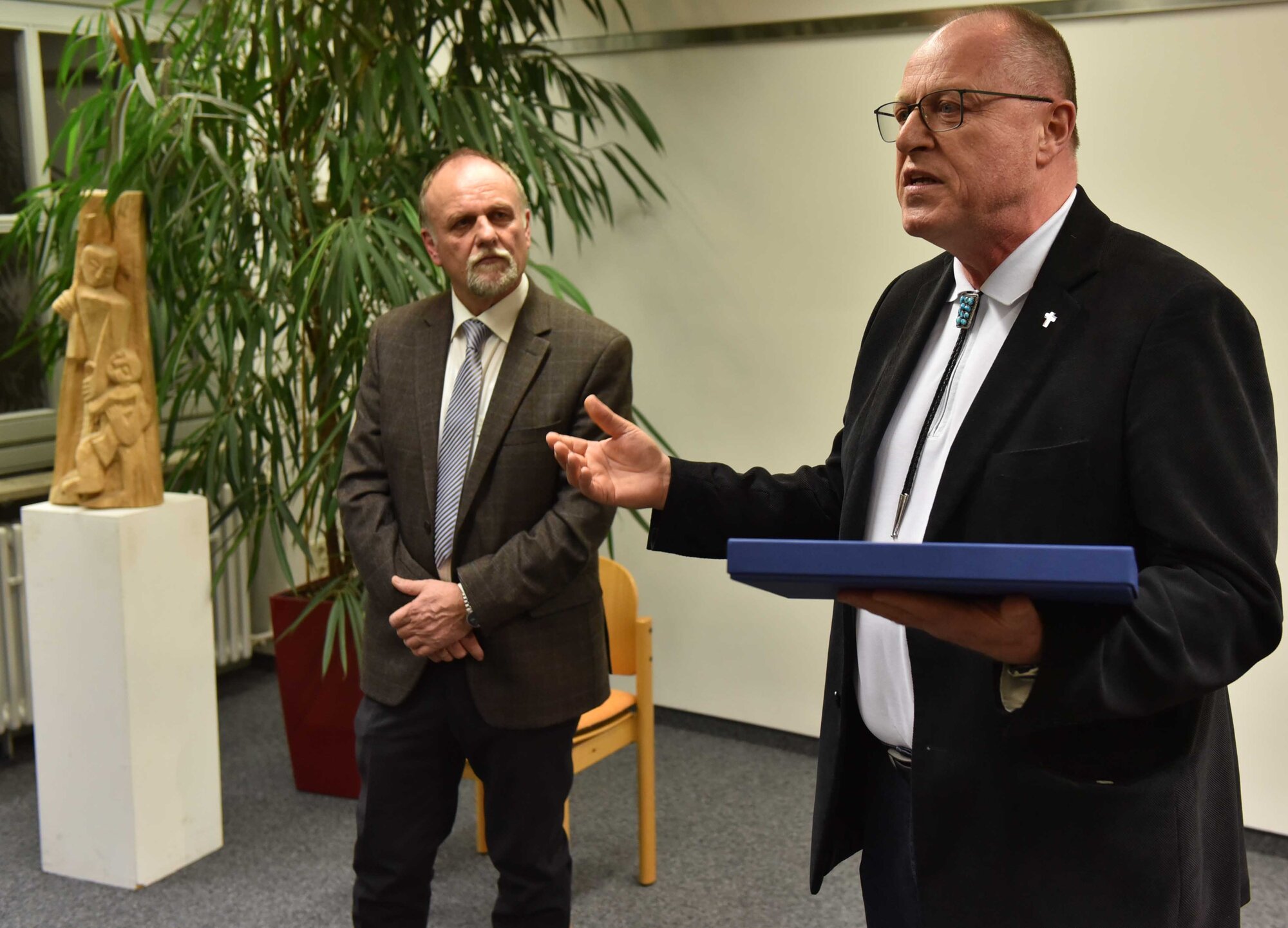 Der evangelische Klinikpfarrer Heinz Müller (rechts) bedankte sich bei Dr. Gerhard Kellner und seinem Team sowie bei der Diözese für die jahrzehntelange gute Zusammenarbeit.