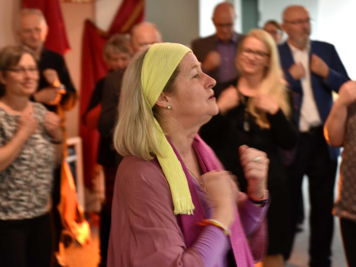 Beseelt bewegen und begegnen: Renate Köckeis führte die Festgäste in einer Tanzmeditation durch das Haus Tobias. (Fotos: pba / Nicolas Schnall)