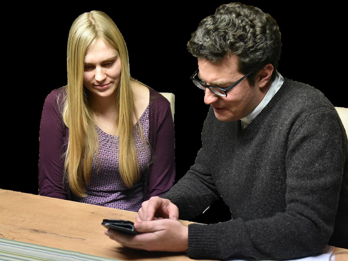 Jugendpfarrer Daniel Rietzler und Teilnehmerin Lisa Schöner. (Foto: Romana Kröling / pba)