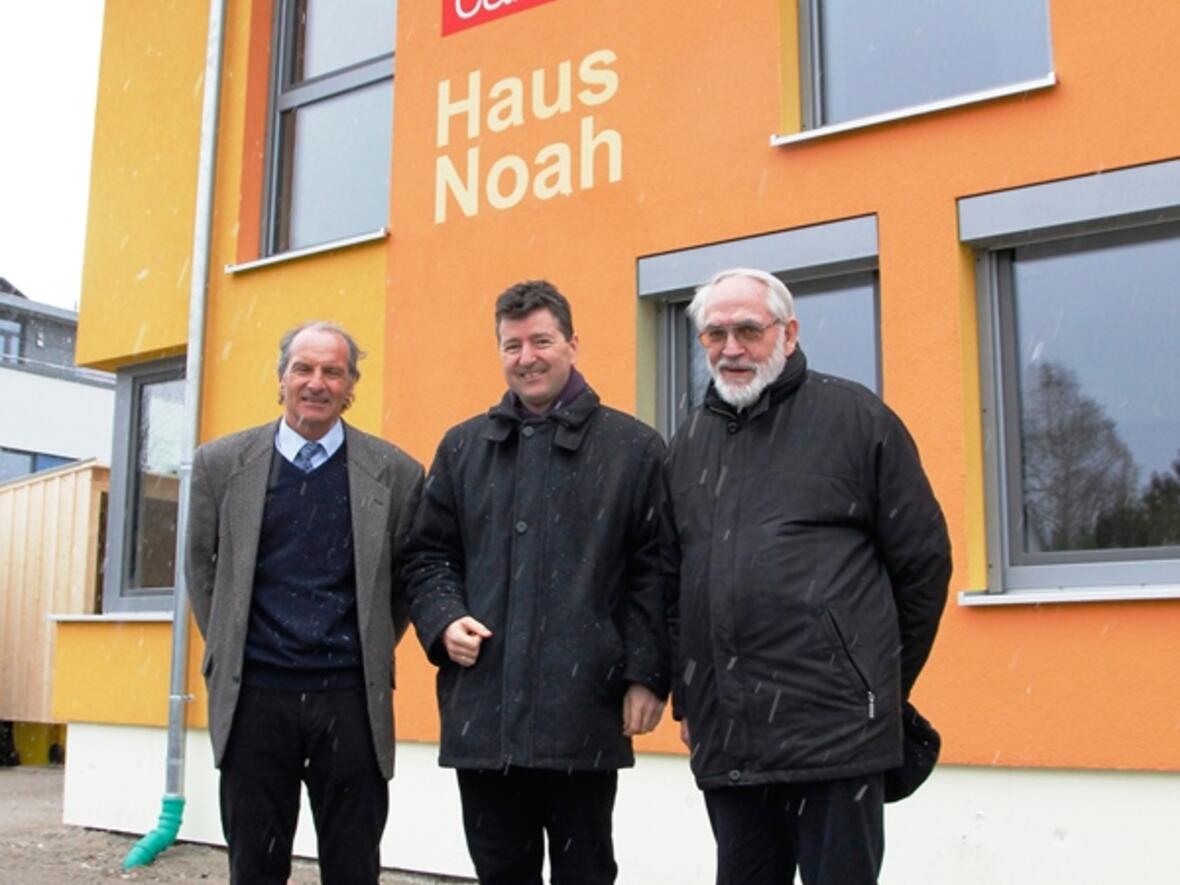 Sie freuten sich trotz des schlechten Wetters über das sehr gute Ergebnis: (v.l.n.r.) Dr. Walter Semsch (Geschäftsführer des Caritasverbandes für die Stadt und den Landkreis Augsburg e. V.), Dr. Stefan Kiefer (3. Bürgermeister und Sozialreferent der Stadt Augsburg) und Monsignore Karl Mair (Vorsitzender des Caritasrates des Caritasverbandes für die Stadt und den Landkreis Augsburg e. V.) (Foto: Caritas / Bernhard Gattner)