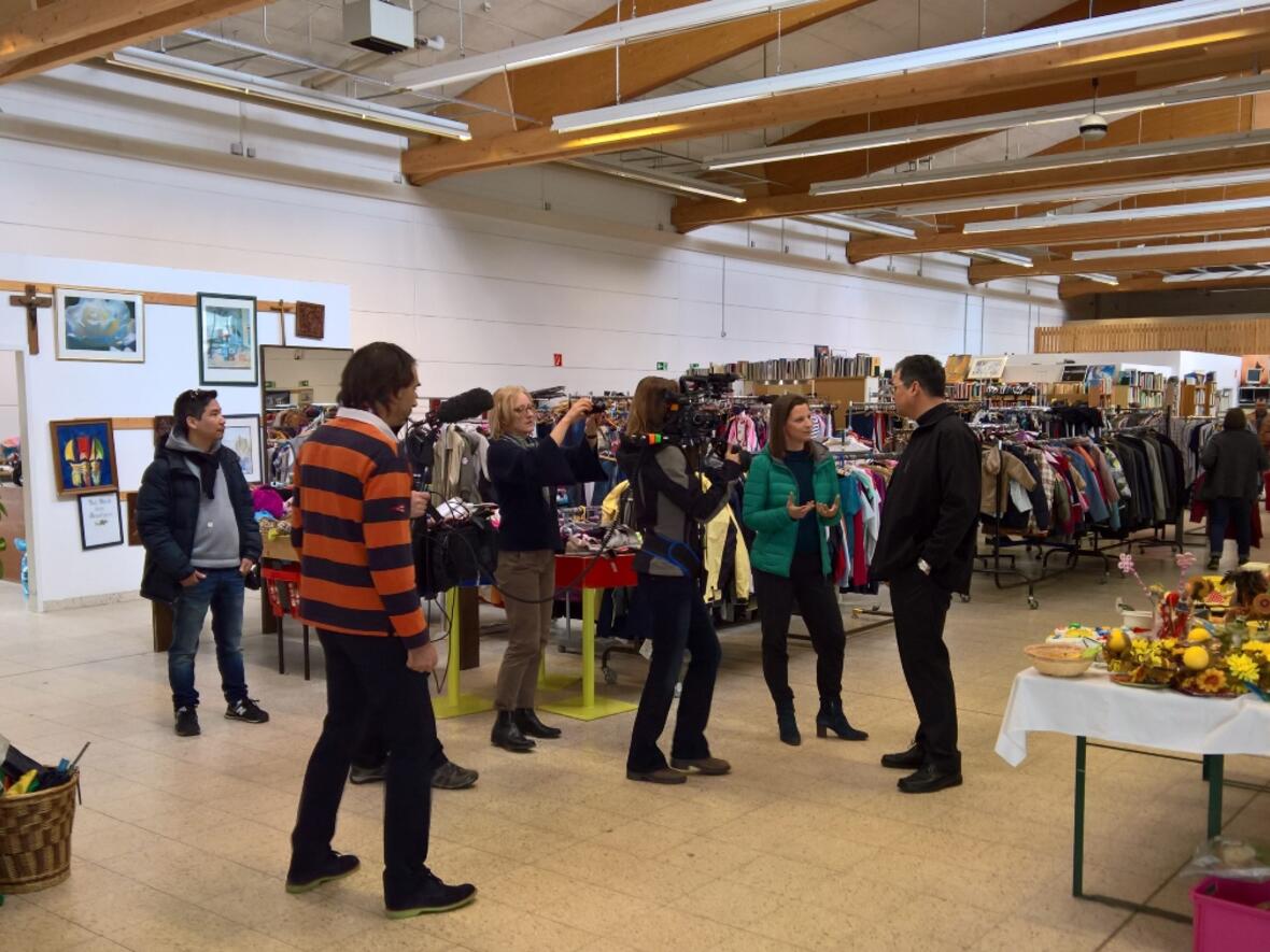 Das STATIONEN-Team sprach mit Diözesan-Caritasdirektor Domkapitular Dr. Andreas Magg im Sozialkaufhaus in Aichach darüber, warum die Menschen für die Caritas spenden sollten (Foto: Caritas Augsburg/Bernhard Gattner).