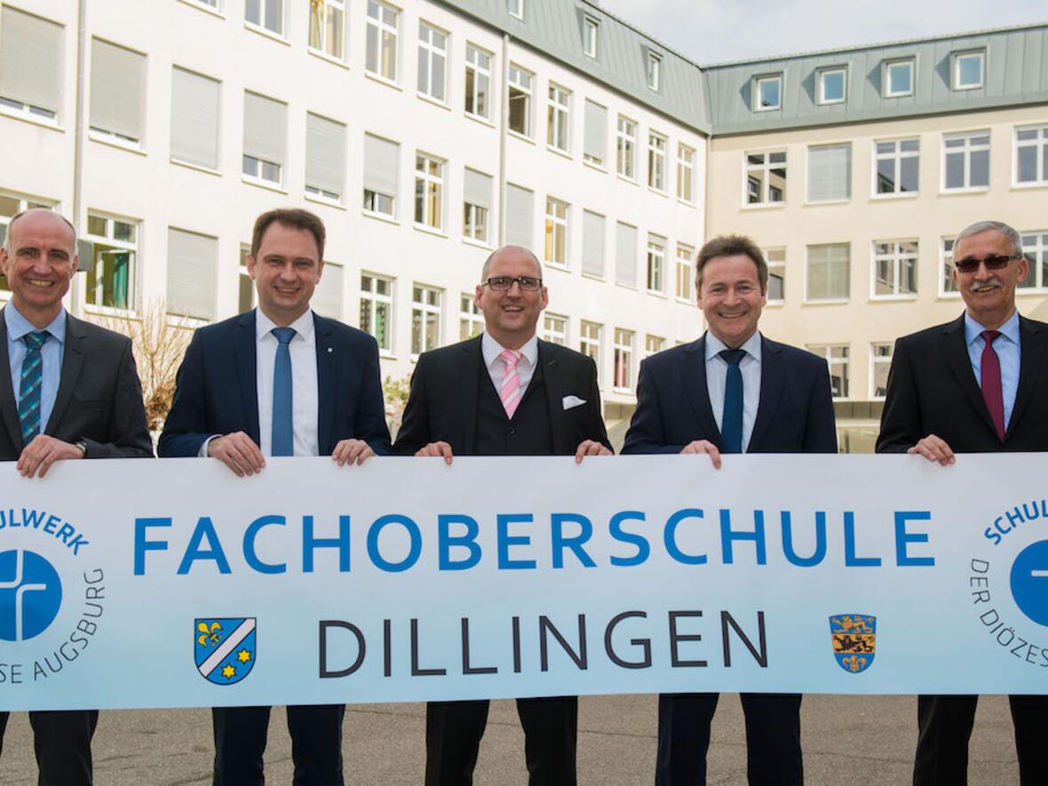 Freuen sich über die Neugründung: Andrè Deppenwiese (Schulleiter Realschule), Oberbürgermeister Frank Kunz, Schulwerksdirektor Peter Kosak, Landrat Leo Schrell, Franz Haider (Schulleiter Gymnasium). (von links/Foto Jan Koenen)