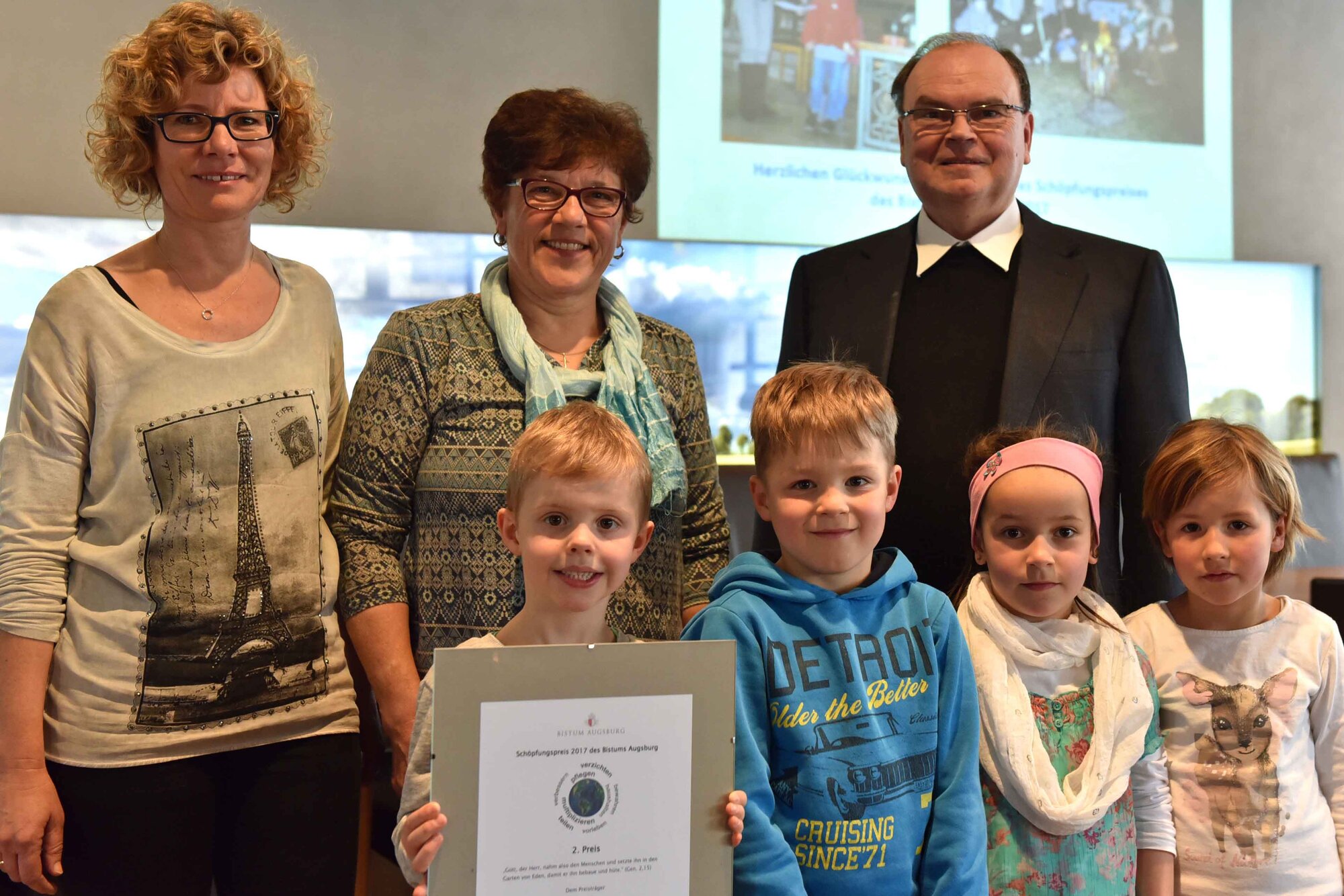 Kinder aus dem Gemeindekindergarten Attenhausen freuen sich mit ihren Erzieherinnen über den 2. Platz.