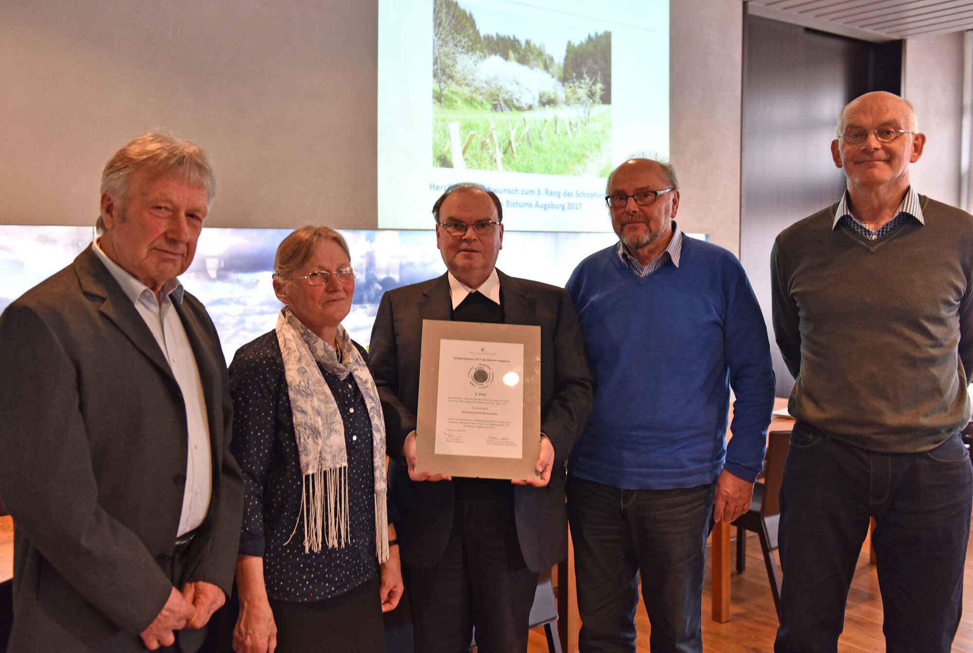 Die Vertreter aus der Alsmooser Pfarrei St. Johann Baptist nehmen den 3. Platz in Empfang.