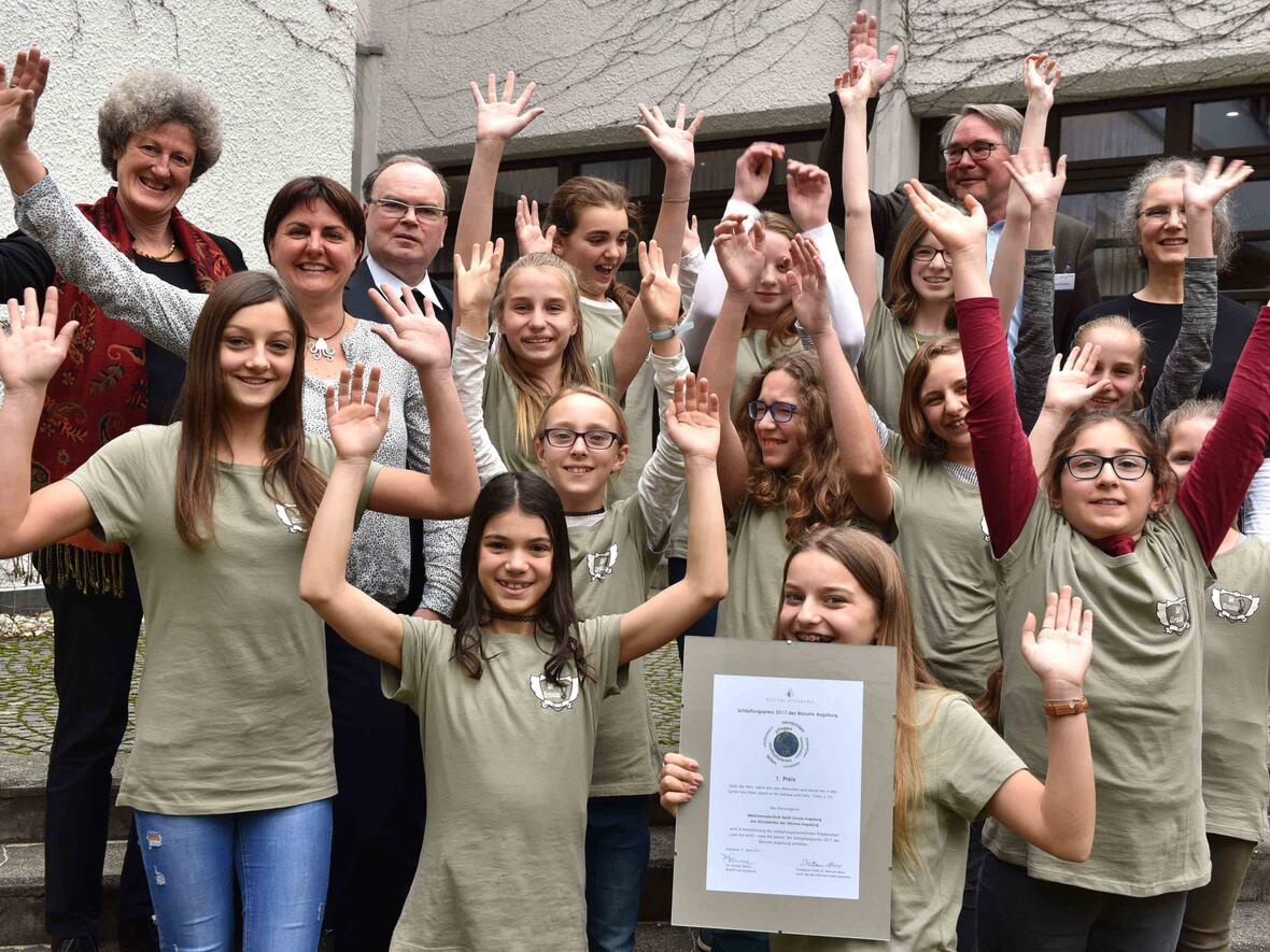 Große Freude bei der Fairtrade-Gruppe der Augsburger Mädchenrealschule Sankt Ursula über den Gewinn des Schöpfungspreises des Bistums. (Fotos: Nicolas Schnall / pba)