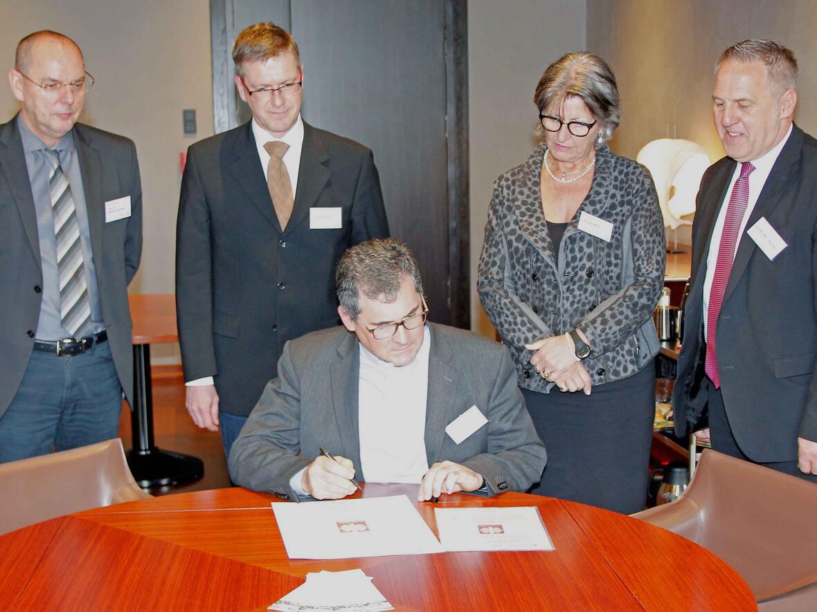 Diözesan-Caritasdirektor Domkapitular Dr. Andreas Magg unterzeichnete im Beisein von (v.l.n.r.) Prof. Dr. Werner, dem Vorsitzenden des Ethikkomitees Andreas Bader, der Vize-Präsidentin des Bayerischen Roten Kreuzes Brigitte Meyer und dem Geschäftsführer des Landes-Caritasverbandes Bayern Wilfried Mück die "Charta zur Betreuung schwerstkranker und sterbender Menschen in Deutschland". (Foto: Caritas / Bernhard Gattner)
