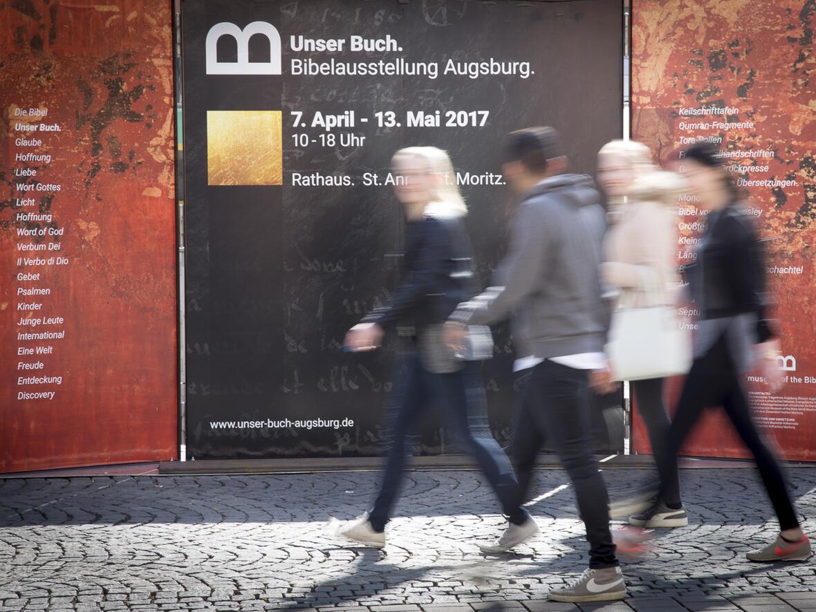 Das Triptychon vor der Moritzkirche weist die Passanten auf die Bibelausstellung hin. (Fotos: Irmgard Hoffmann)