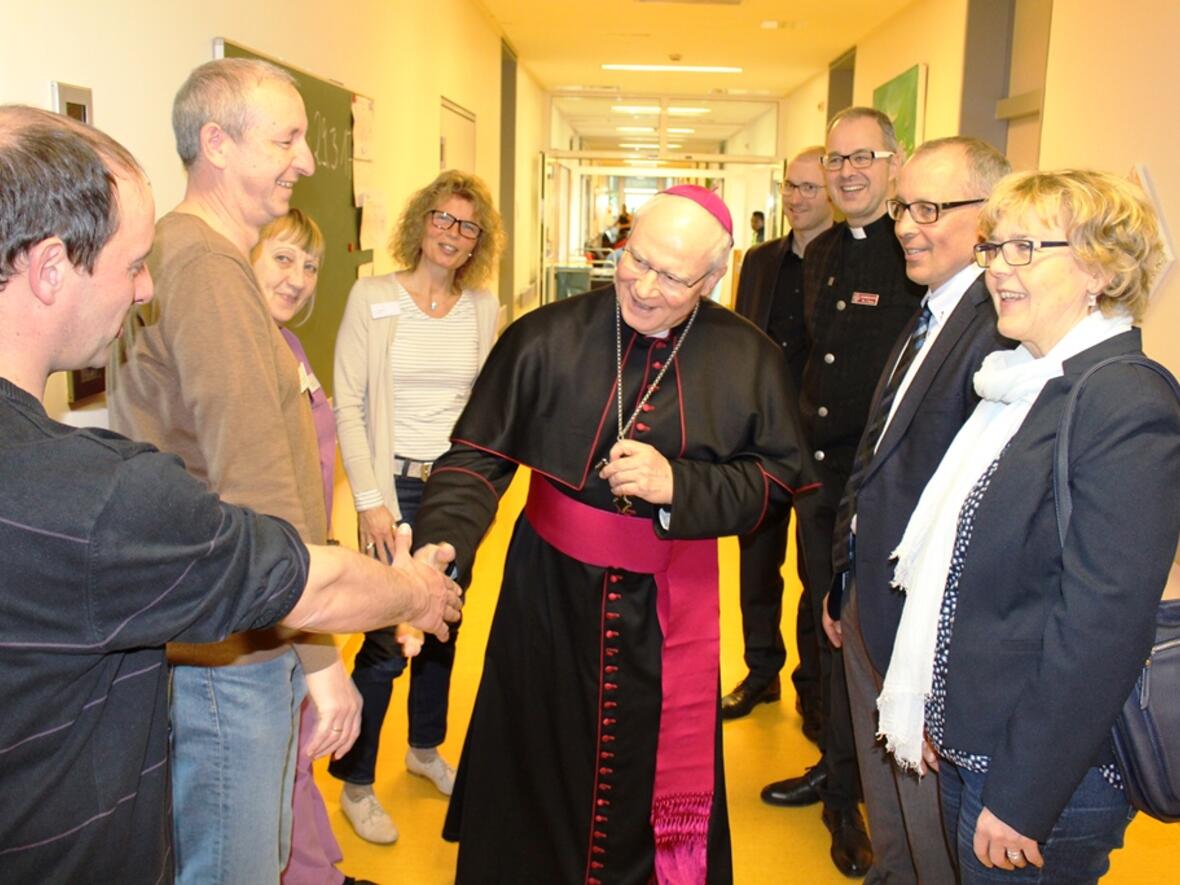 Bischof Konrad kam auf den Stationen der Forensischen Klinik Kaufbeuren auch ins Gespräch mit Mitarbeitern. Begleitet wurde der Bischof von der katholischen Klinikseelsorgerin Margret Flick (von rechts), Chefarzt Norbert Ormanns und dem evangelischen Krankenhausseelsorger Johannes Steiner. (Foto: Schalk)