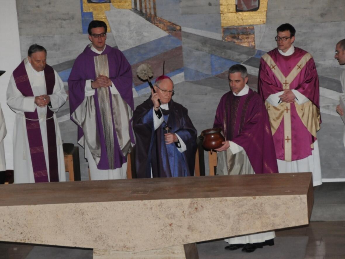 Während des Bußritus besprengte Bischof Konrad als Zeichen der Reinigung auch den Altar mit Weihwasser. (Foto: Roland Furthmair)