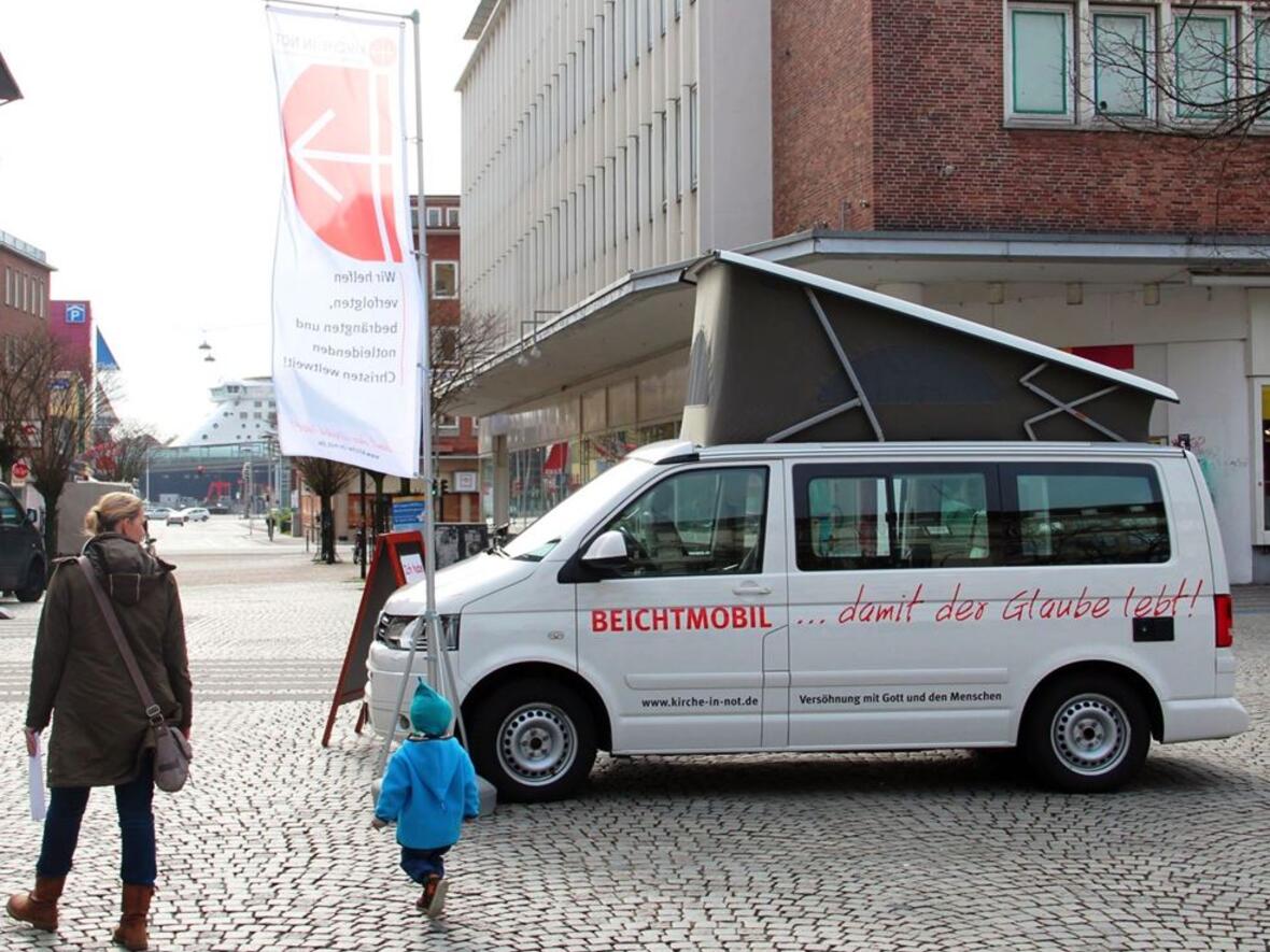 Das Beichtmobil von "Kirche in Not" tourt durch Städte und Pfarrgemeinden; es ist bei kirchlichen Großveranstaltungen ebenso im Einsatz wie bei Handelsmessen und Stadtfesten. (Foto: Kirche in Not)