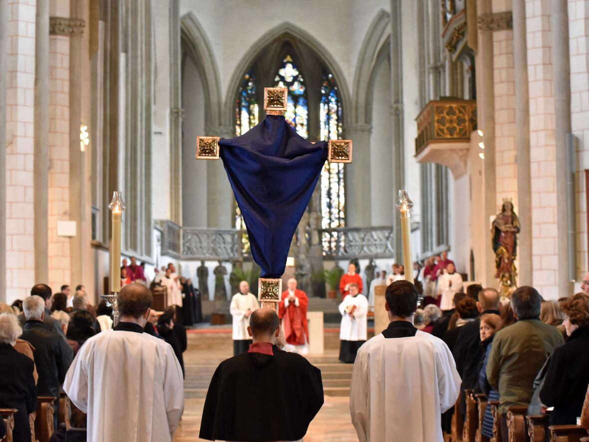 Das verhüllte Kruzifix wird zur Kreuzverehrung vor den Altar getragen. (Foto: Nicolas Schnall / pba)