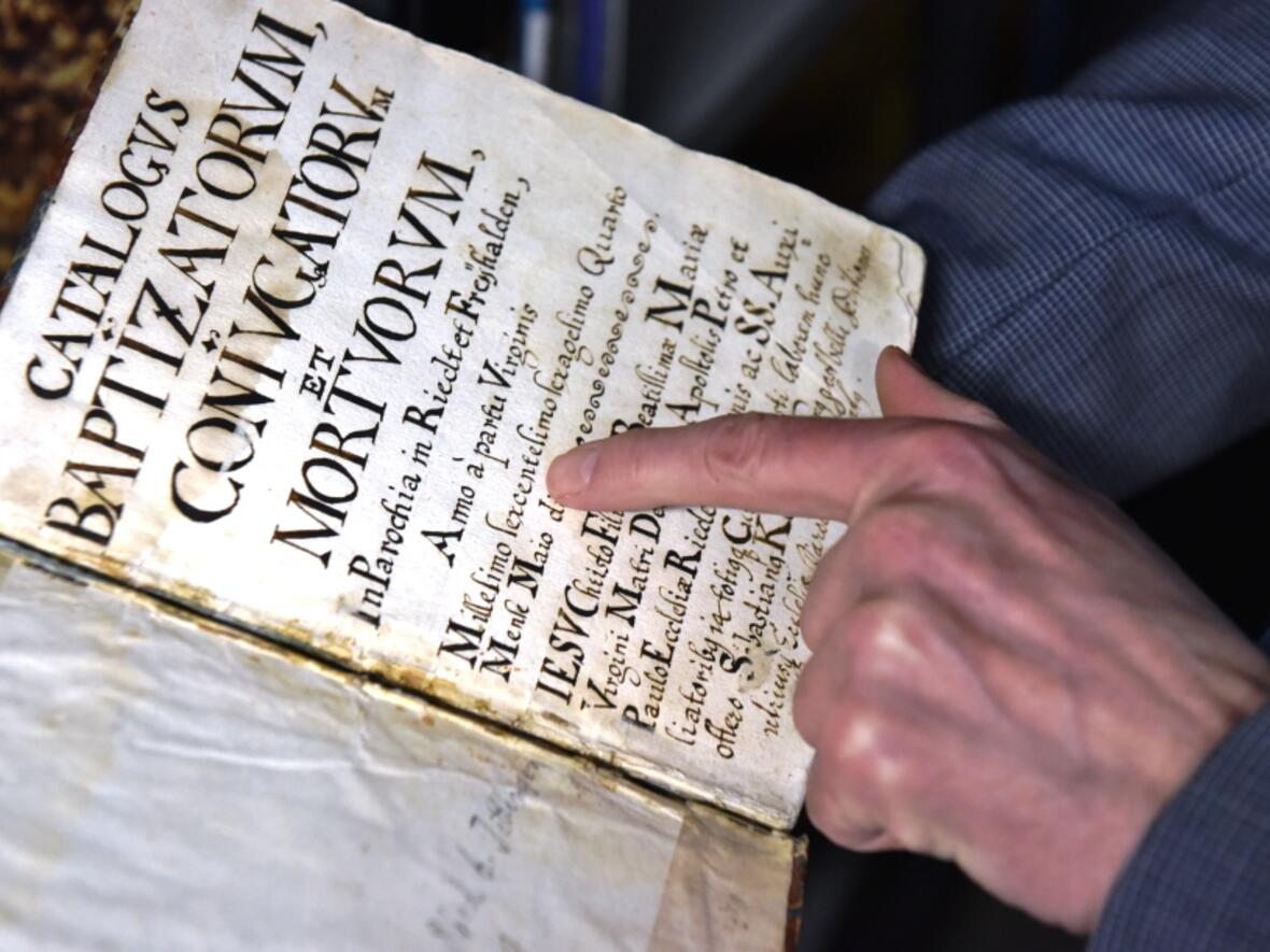 Pfarrliche Kirchenbücher aus früheren Jahrhunderten sind ein Teil des Langzeitgedächtnisses der Diözese. (Foto: Nicolas Schnall / pba)