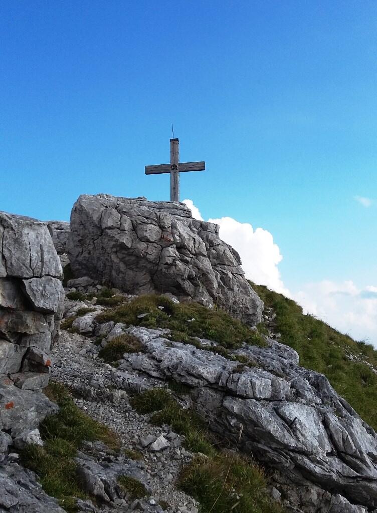 Gottesdienste feiern unterm Gipfelkreuz ist für viele Menschen ein beeindruckendes Erlebnis. (Foto: Haberstock-Blanz)
