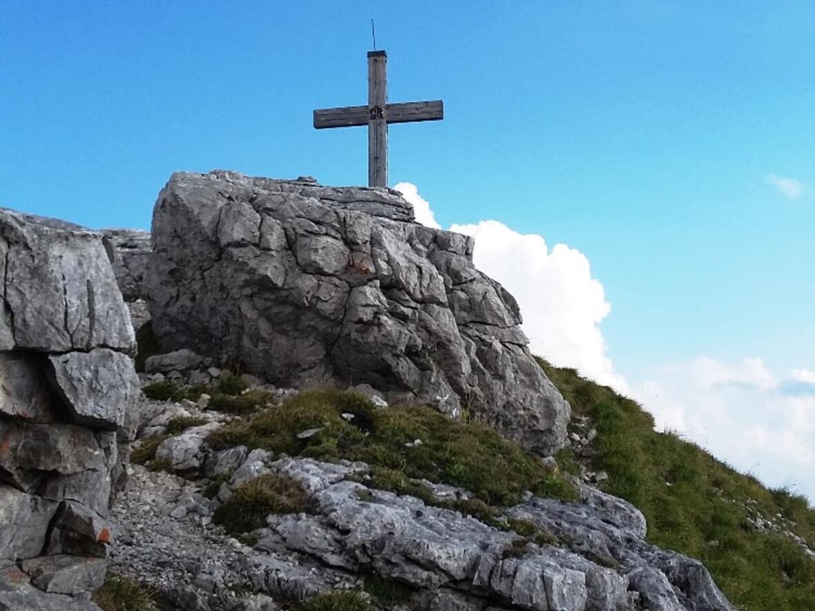 Gottesdienste feiern unterm Gipfelkreuz ist für viele Menschen ein beeindruckendes Erlebnis. (Foto: Haberstock-Blanz)