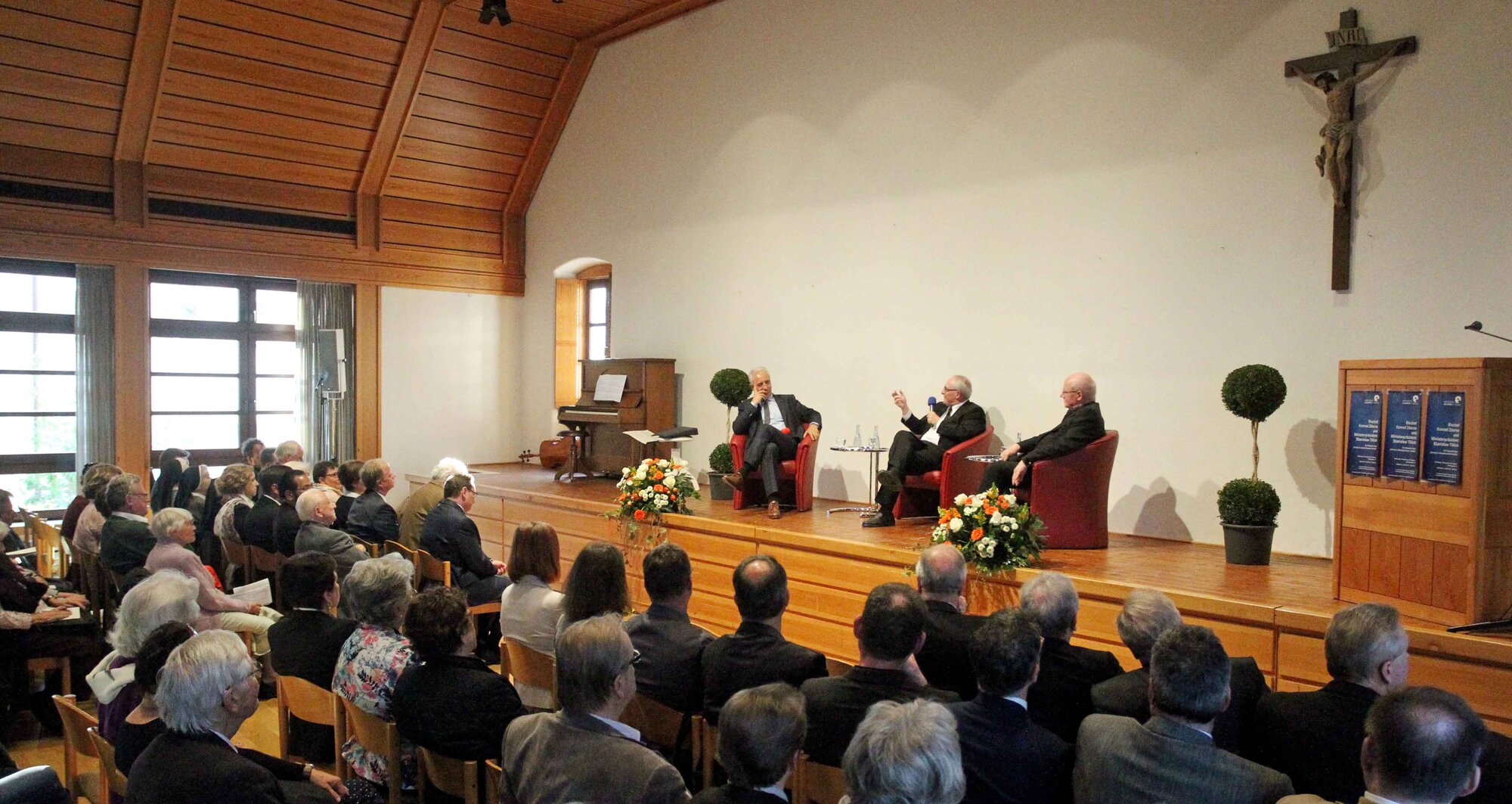Gespräch Ministerpräsident Stanislaw Tillich und Bischof Konrad Zdarsa 3 (Foto_Annette Zoepf_pba)